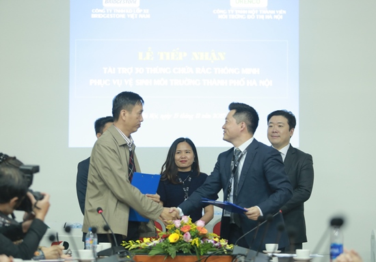 ‘Trang bị’ thêm 30 thùng rác thông minh và 5 bộ xe lọc nước cho Hà Nội